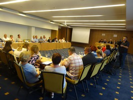 Snimak učesnika okruglog stola sa donosiocima odluka