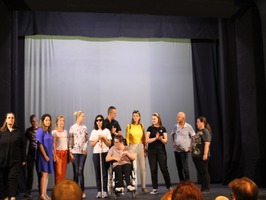 Snimak učesnika forum teatra - lične priče, osobe sa invaliditetom i njihovi prijatelji, na sceni Narodnog pozorišta Tuzla