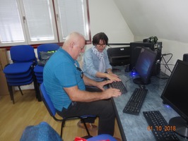 snimak slijepih osoba koje uče raditi na računaru, u edukacionom centru Udruženja