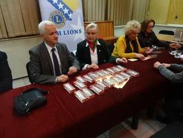 Predsjednica Lions zone u Bih dr.Nada Čivić i Fikret Zuko prilikom uručivanja govornih toplomjera