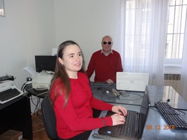 Slika slijepe djevojke koja radi na kompjuteru