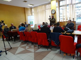 Snimak sastanka sa načelnikom općine Centar prilikom podjele laptopa članovima Udruženja