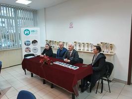 Fotografija članova udruženja prilikom dodjele mobitela 