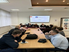 Snimak slijepih osoba i ministrice Ende Pavić Pečenković prilikom uručivanja mobitela