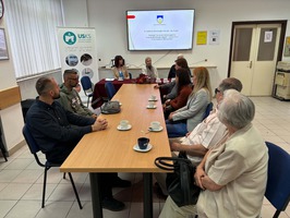 snimak slijepih osoba, članova Udruženja, sa predstavnicama općine Novi grad prilikom dodjele mobitela , iz projekta koji je odobrila ova općina